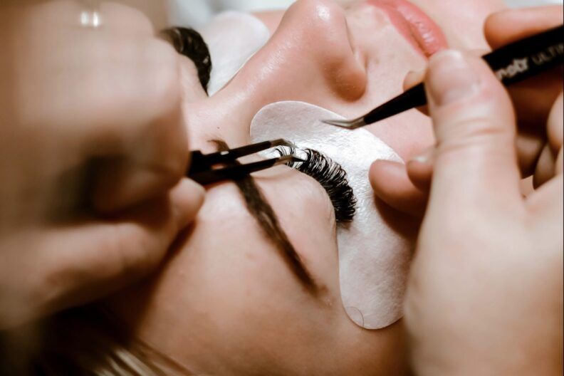 Фото <a href="https://unsplash.com/photos/person-holding-black-and-silver-scissors-sRSRuxkOuzI" target="_blank">Unsplash</a> Как ухаживать за наращенными ресницами: памятка для новичков