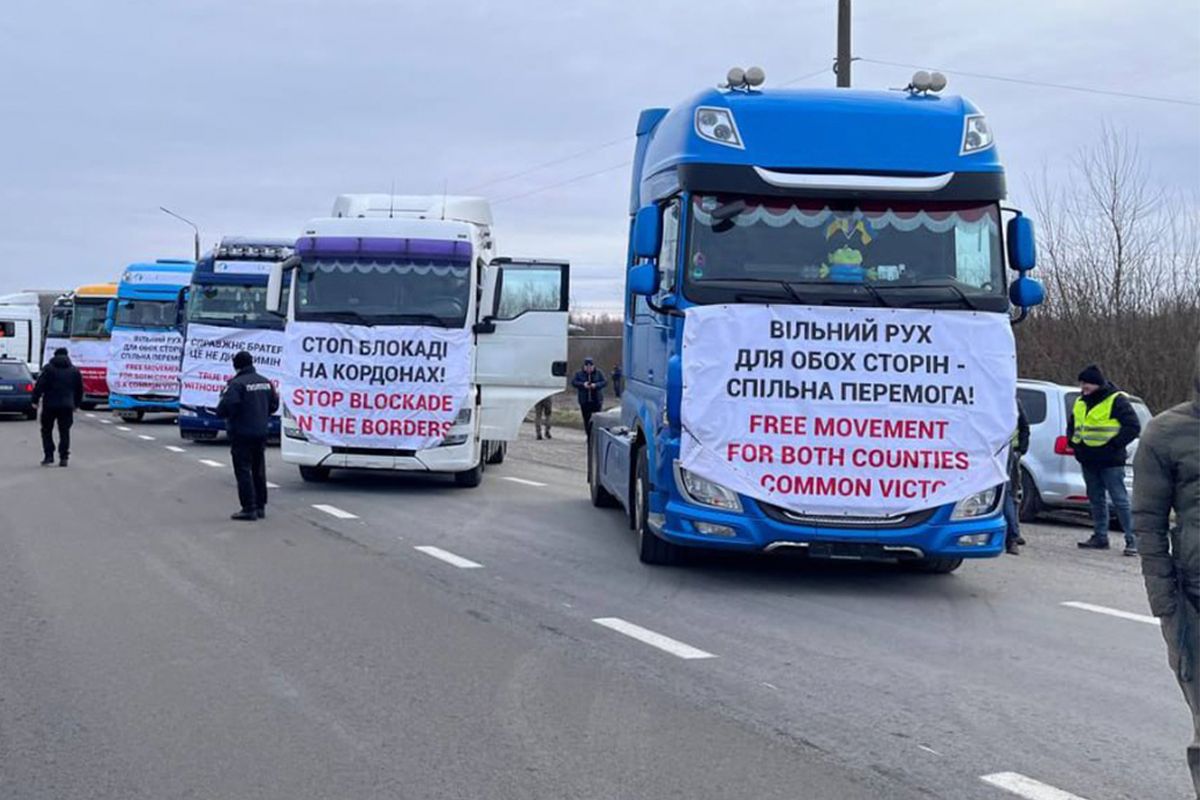 Українські перевізники влаштували мирну акцію протесту на польському кордоні