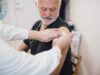 Чи варто людям літнього віку вакцинуватися від грипу, якщо вже вакцинований/-а від COVID-19?