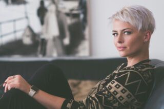 чому сивіє волосся у жінок