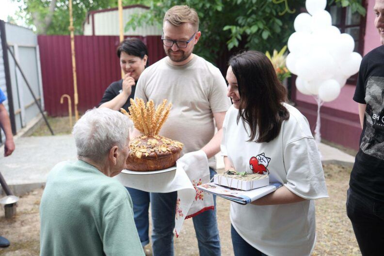 Опиралась на обычную палку, дважды падала, но продолжала идти: история пути из оккупации 98-летней бабушки