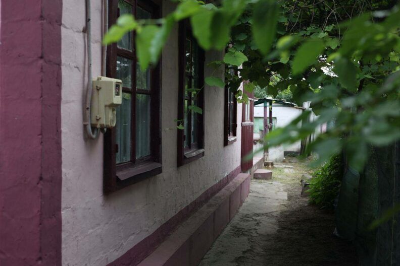 Опиралася на звичайну палицю, двічі падала, але продовжувала йти: історія шляху з окупації 98-річної бабусі