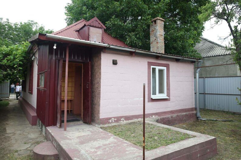Опиралась на обычную палку, дважды падала, но продолжала идти: история пути из оккупации 98-летней бабушки