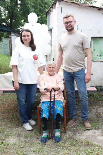 Опиралась на обычную палку, дважды падала, но продолжала идти: история пути из оккупации 98-летней бабушки