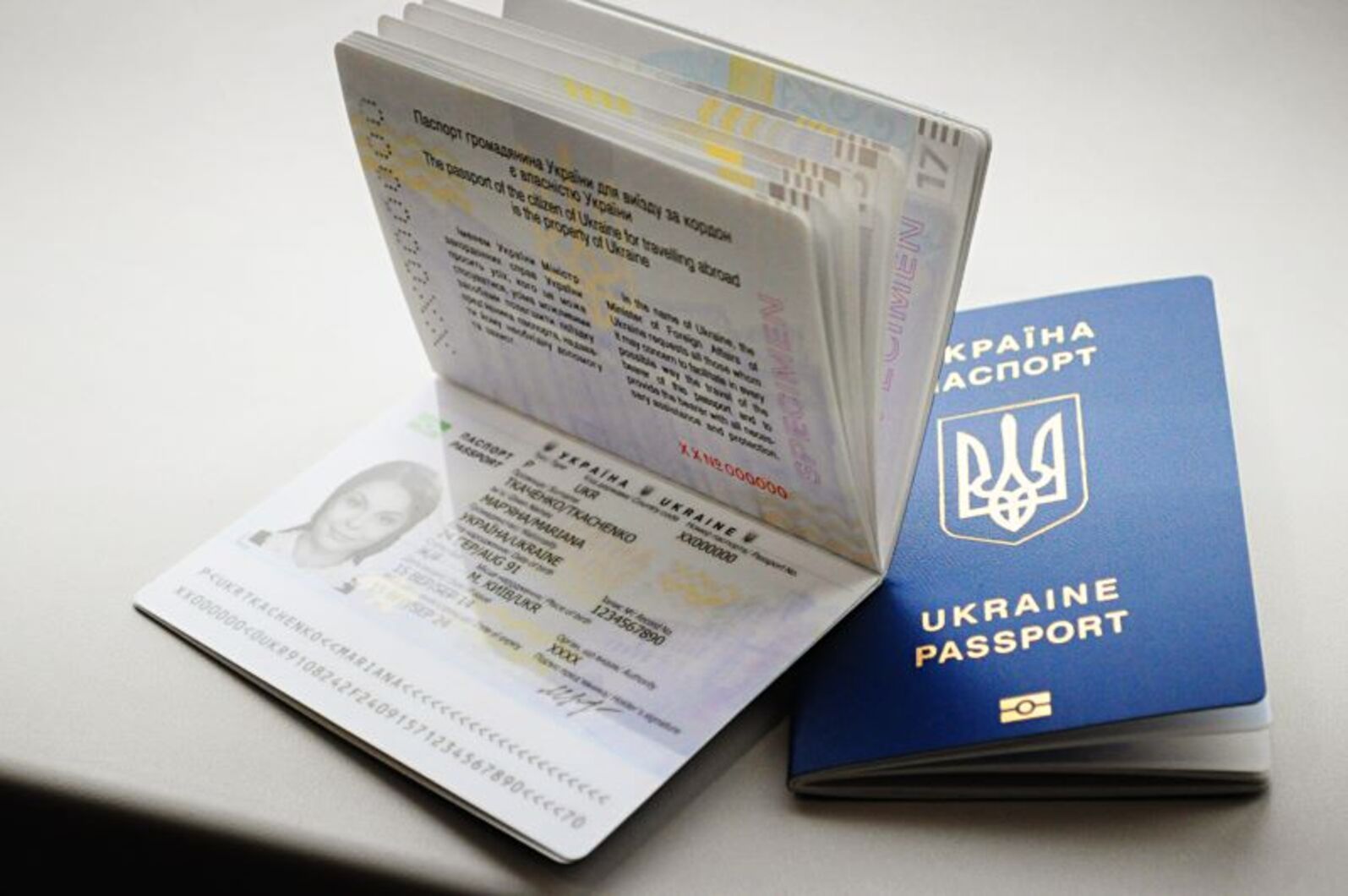 два закордонні паспорти України