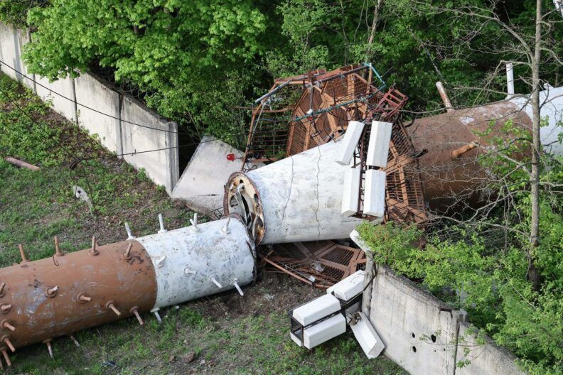 Телевышка в Харькове разломалась пополам: последствия российского удара по Харькову
