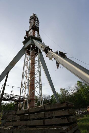 Телевышка в Харькове разломалась пополам: последствия российского удара по Харькову