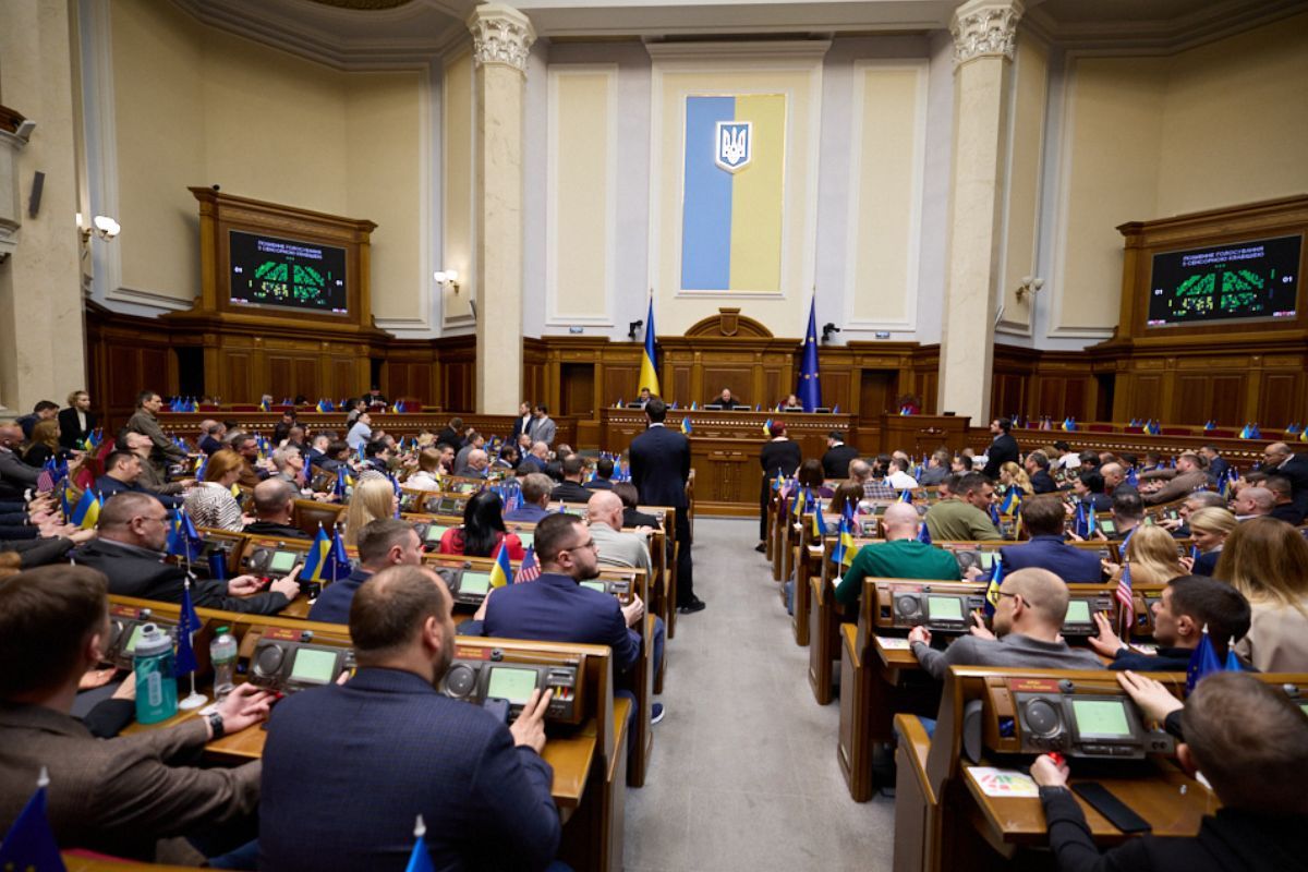 Рада дозволила звільняти людей за неінформування про родичів у Росії