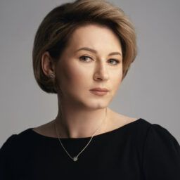 “Надо ли приседать, когда общаешься или жмешь руку человеку в кресле колесном?”