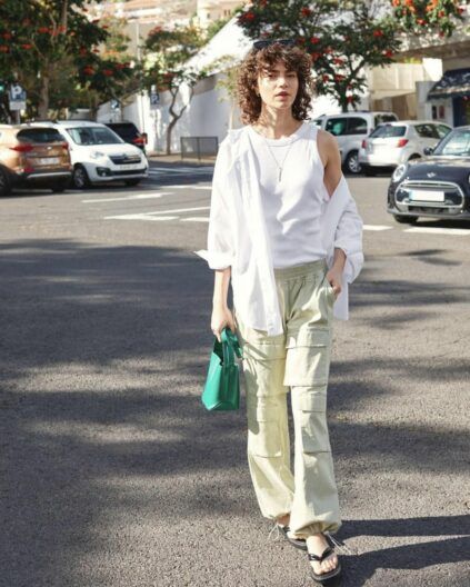 Тренды брюков весна-лето 2024: пары, которые стоит добавить в свою повседневную капсулу Фото 9 к: Карго