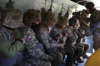 Надбавка за вислугу років військовослужбовцям 2024: розмір доплат