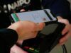 Наличными или картой? Ученые обнаружили, какой метод расчета чаще побуждает к расходам