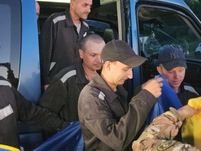 Дома — это Украина! Еще 90 украинцев вернулись из российского плена