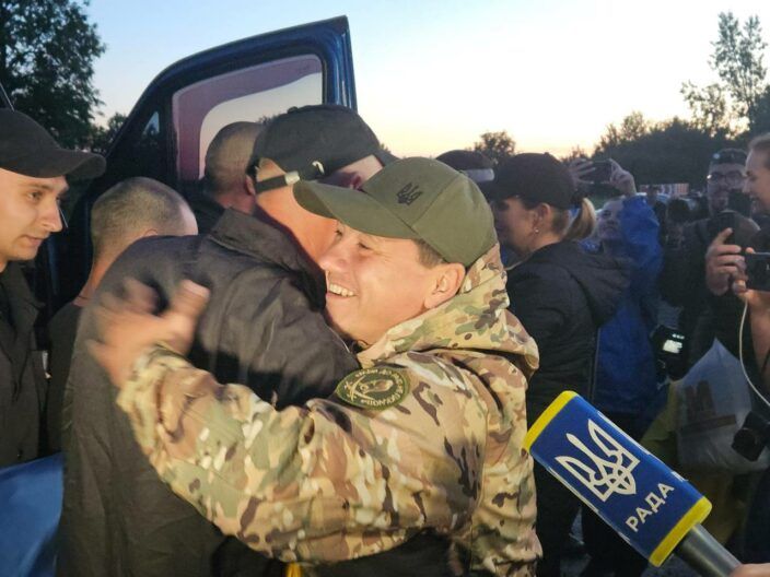 Дома — это Украина! Еще 90 украинцев вернулись из российского плена