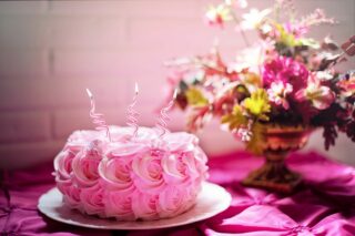 Вітання з днем народження тітці: своїми словами, у віршах та прозі