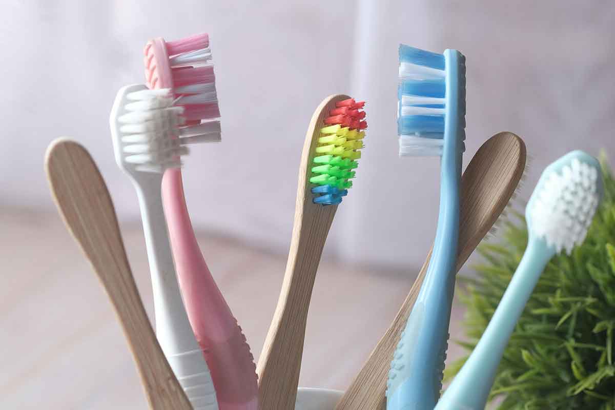 Как часто нужно менять зубную щетку