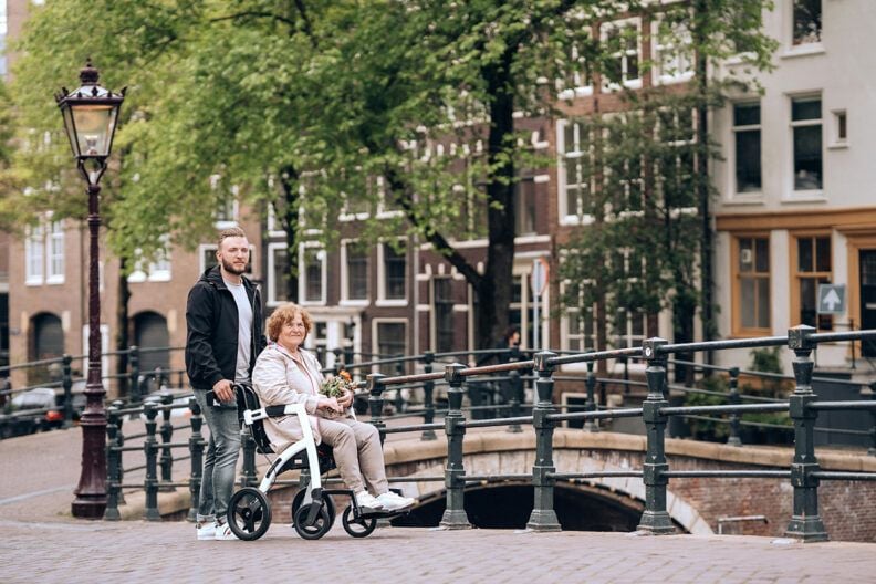 Привітання з Днем працівників соціальної сфери у віршах та прозі