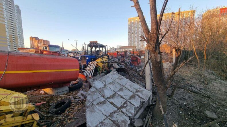 Взрывы в Киеве: обломки БПЛА повредили дома сразу в шести районах