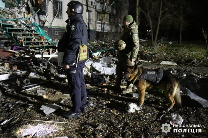 Взрывы в Харькове: удар авиабомбами по Салтовке разрушил жилой дом