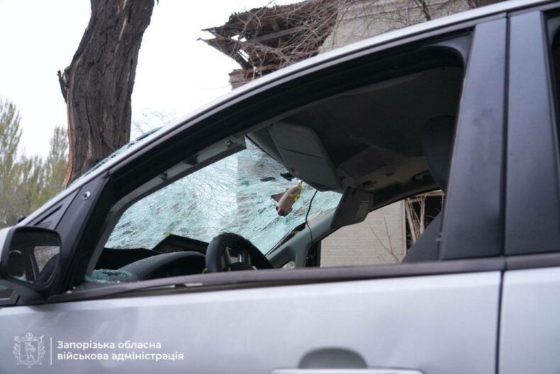 Разрушено общежитие, погиб пожилой мужчина: Россия атаковала Запорожье бомбами