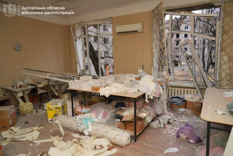 Разрушено общежитие, погиб пожилой мужчина: Россия атаковала Запорожье бомбами