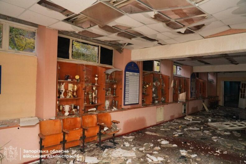 Разрушено общежитие, погиб пожилой мужчина: Россия атаковала Запорожье бомбами