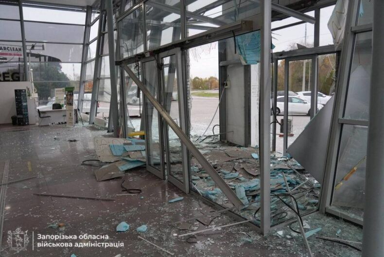 Разрушено общежитие, погиб пожилой мужчина: Россия атаковала Запорожье бомбами