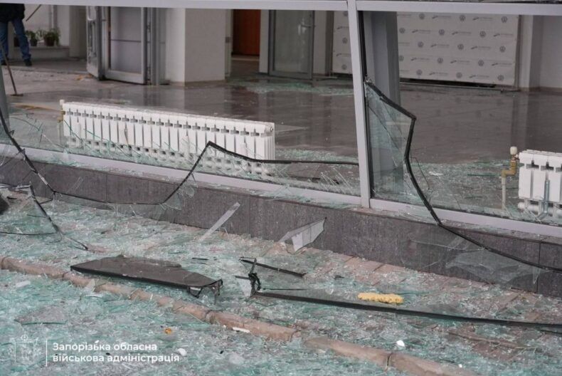 Разрушено общежитие, погиб пожилой мужчина: Россия атаковала Запорожье бомбами