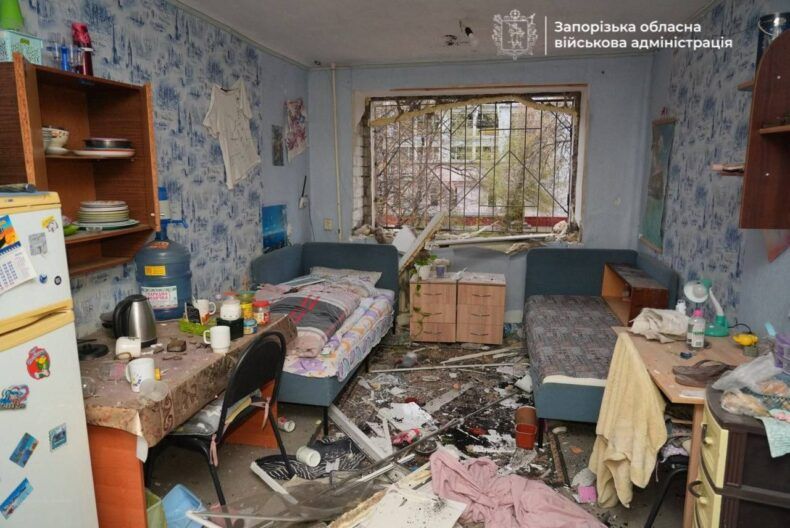 Разрушено общежитие, погиб пожилой мужчина: Россия атаковала Запорожье бомбами
