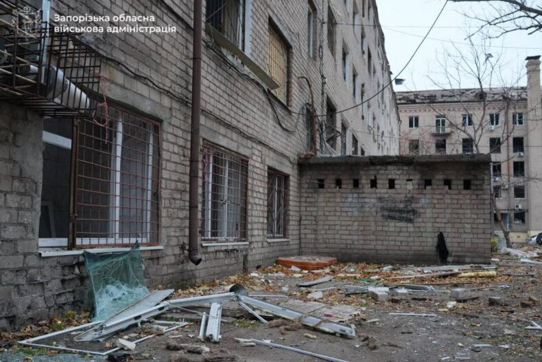 Разрушено общежитие, погиб пожилой мужчина: Россия атаковала Запорожье бомбами