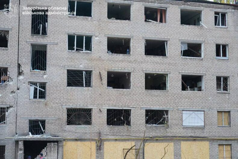 Разрушено общежитие, погиб пожилой мужчина: Россия атаковала Запорожье бомбами