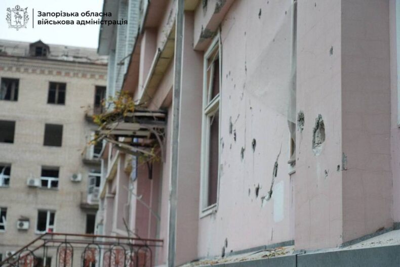Вщент зруйновано гуртожиток, загинув літній чоловік: Росія атакувала Запоріжжя бомбами