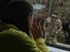 Під постійними обстрілами, але з ним: як жінки їздять до коханих у небезпеку