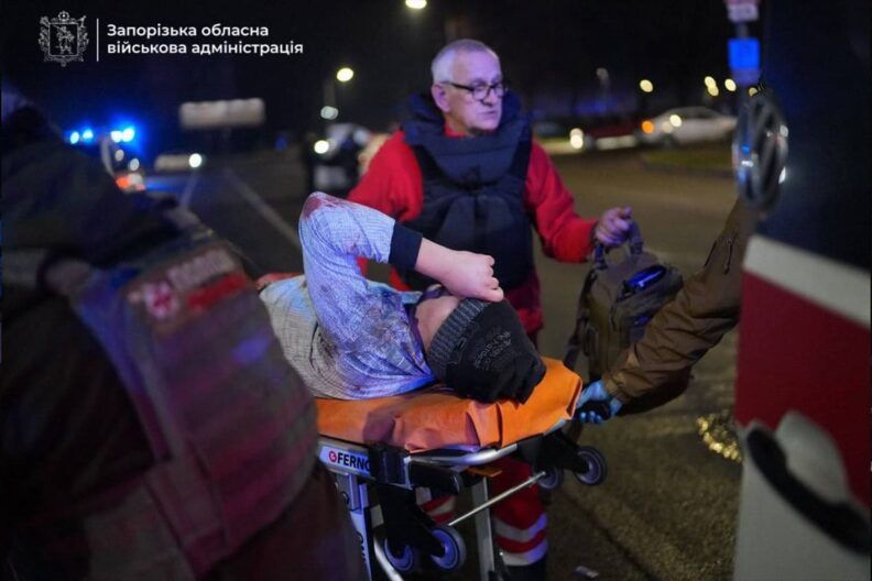 Циничный обстрел Запорожья: девять погибших и десятки пострадавших, в том числе дети