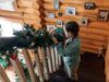 Создай себе праздничную атмосферу: идеи как украсить лестницу на Новый год 2025