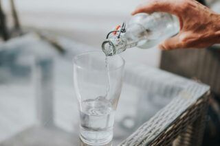 Фото к: Сколько воды нужно пить в сутки: Льюис Халси о распространенных мифах