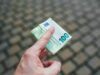 Помощь украинским беженцам: какие страны еще не отменили выплаты
