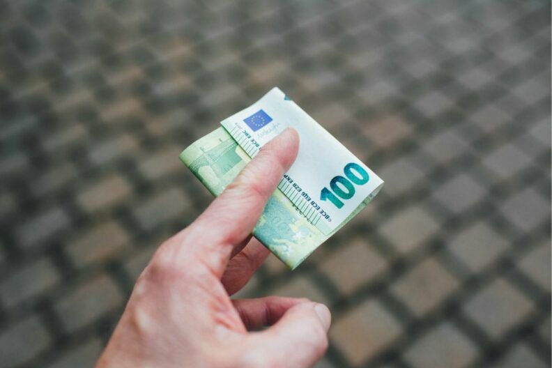 Помощь украинским беженцам: какие страны еще не отменили выплаты