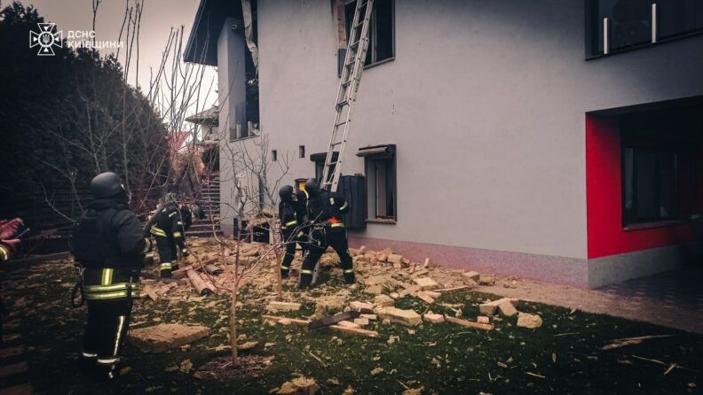 Ракетна атака 31 грудня: вибухи у Києві сьогодні та куди влучили уламки