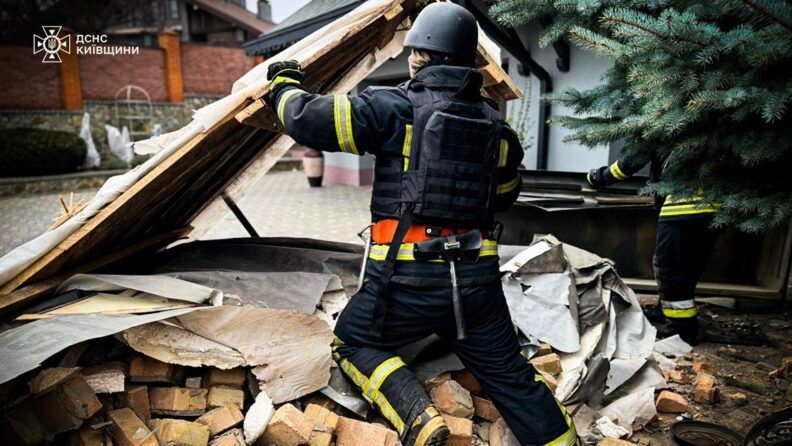 Ракетна атака 31 грудня: вибухи у Києві сьогодні та куди влучили уламки