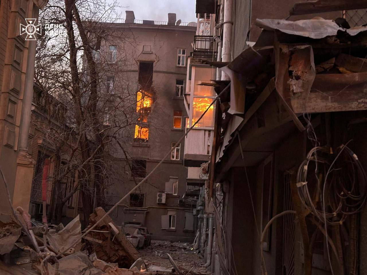 Обвал крыши, есть погибшие: россияне ударили по Киеву в праздник