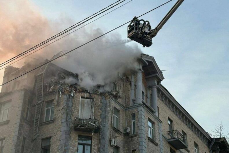 Обвал даху, є загиблі: росіяни вдарили по Києву у свято