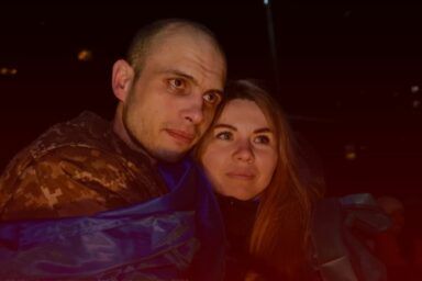 Фото к: Три года ожидания: морпех Максим Скутельник вернулся из плена в семью
