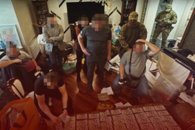 Фото до: Незаконний виїзд з України: хто заробляв на схемах і скільки платили