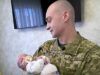 Теперь все время с малышами: история бойца Чили, продержавшегося в плену ради дочери