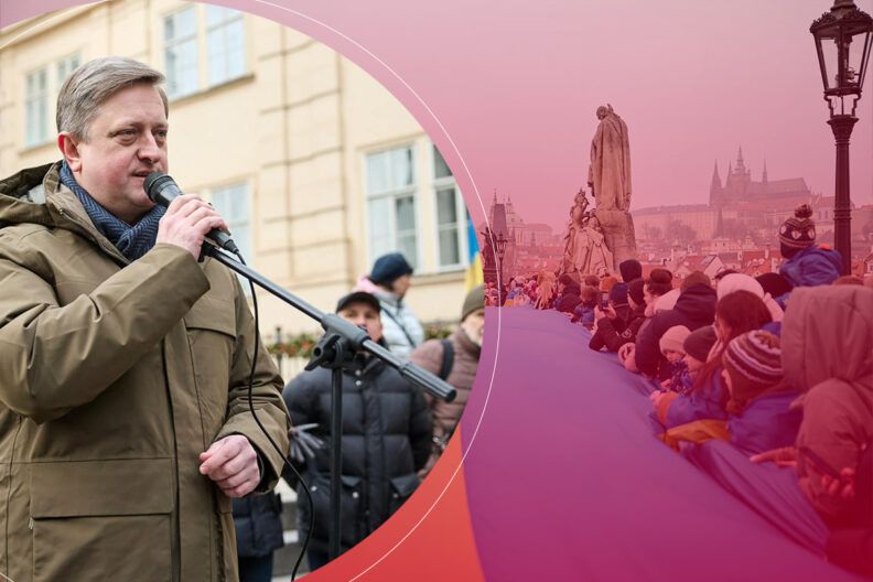 Живая цепь через Карлов мост: флешмоб украинцев в Праге ко Дню Соборности Украины