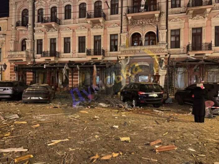 Фото к: Взрывы в Одессе: пострадала гостиница Бристоль