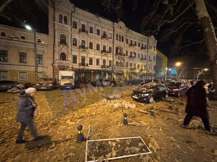 Фото к: Взрывы в Одессе: пострадала гостиница Бристоль