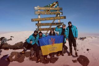 Фото до: Українські військові підняли прапор на Кіліманджаро: історія підйому
