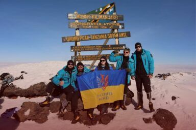 Фото к: Украинские военные подняли флаг на Килиманджаро: история подъема
